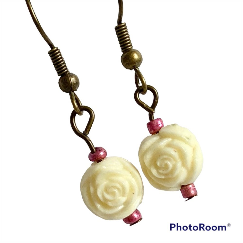 Vintage White Cream Rose Bud Flower Earrings Gold Brass Tone Dainty Carved Beads